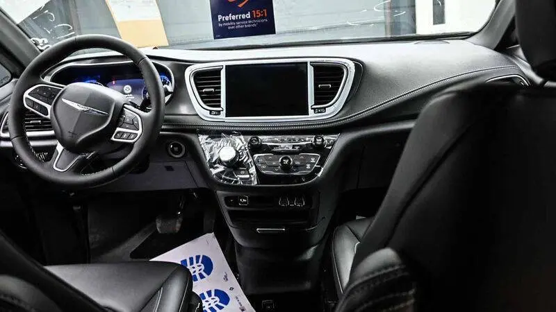 2025 Chrysler Pacifica Select photo 5