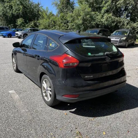 2015 Ford Focus SE Hatchback 5-Door photo 4