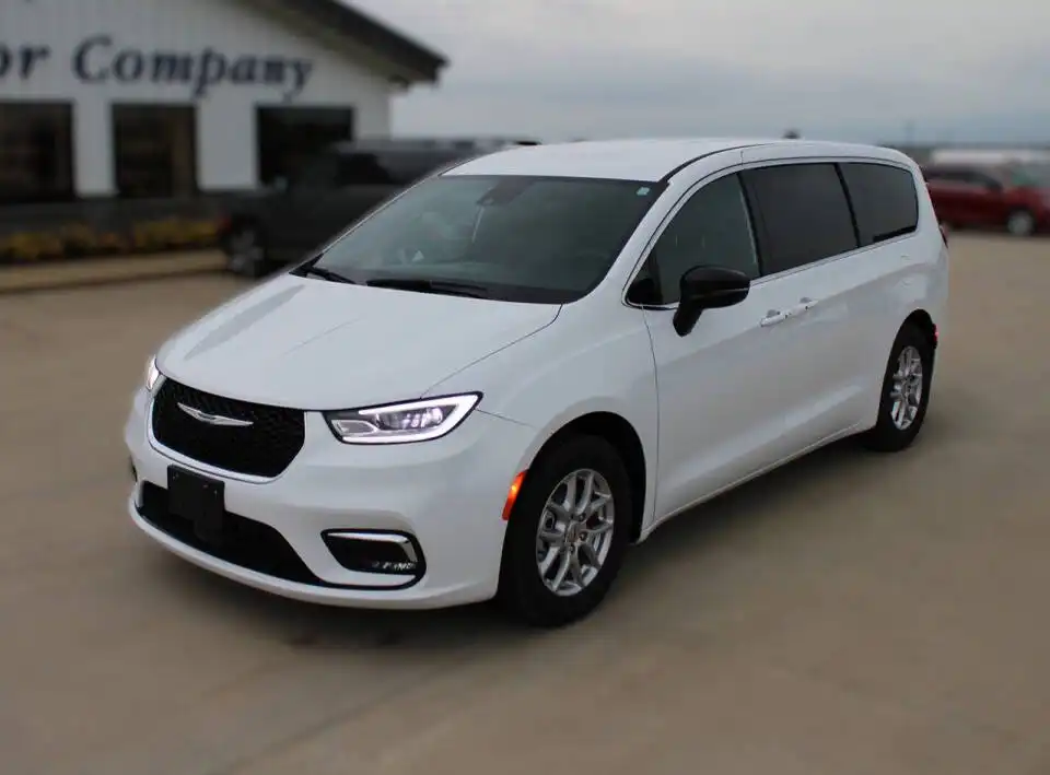 2025 Chrysler Pacifica Select's photo