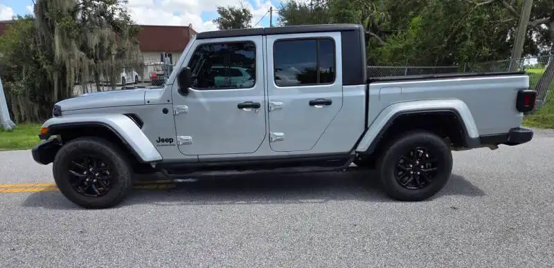 2023 Jeep Gladiator Sport S's photo