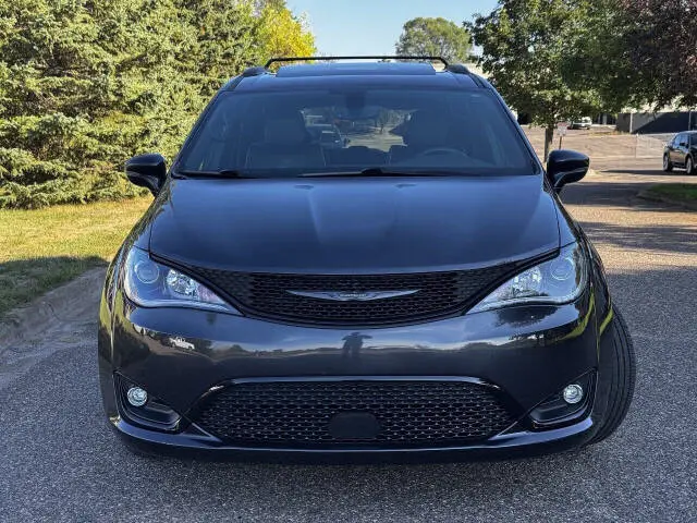2020 Chrysler Pacifica Limited photo 3