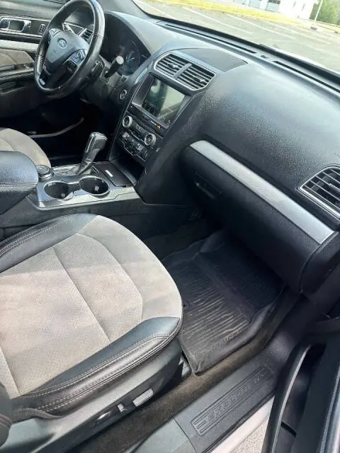 2017 Ford Explorer XLT 4WD photo 5