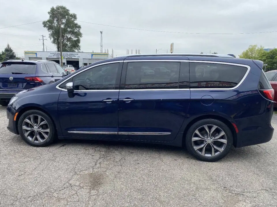2017 Chrysler Pacifica Limited photo 4