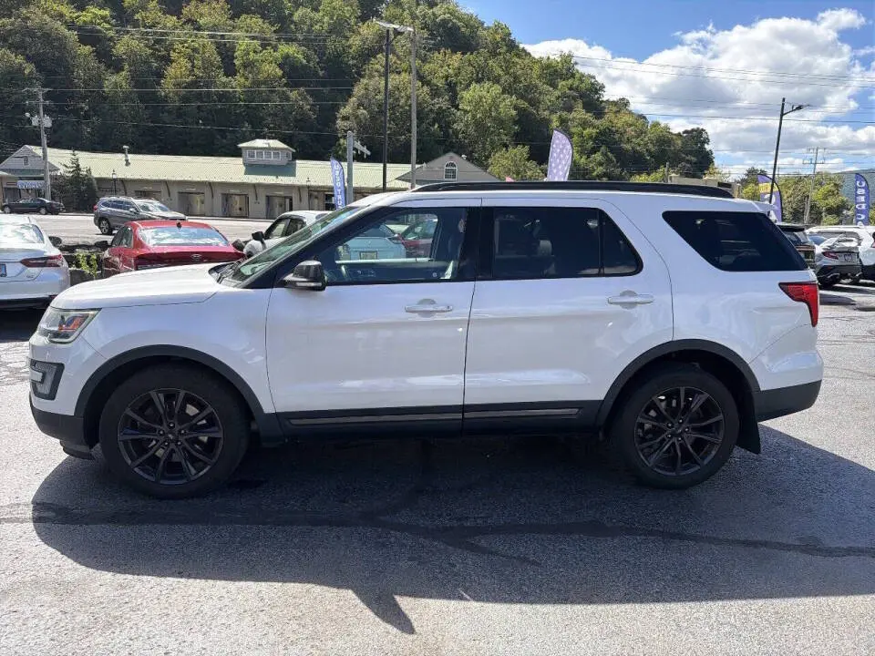 2017 Ford Explorer XLT 4WD photo 5