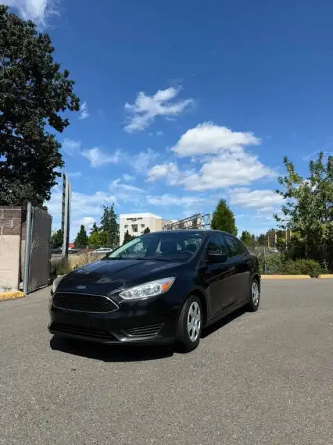 2016 Ford Focus Sedan S's photo