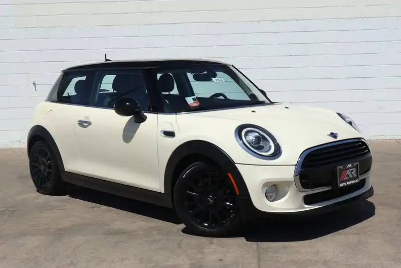 2019 MINI Hardtop Cooper Signature's photo