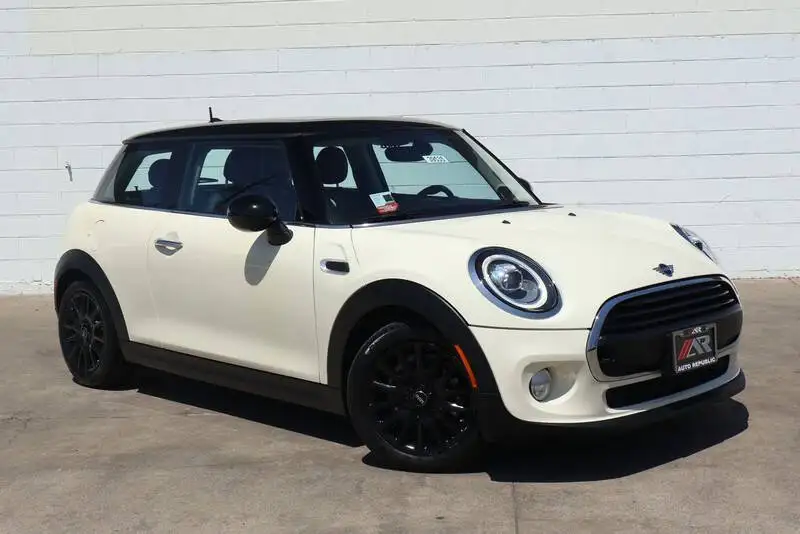 2019 MINI Hardtop Cooper Signature's photo
