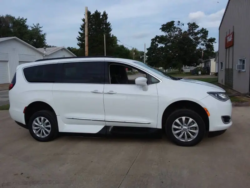 2017 Chrysler Pacifica Touring L photo 3