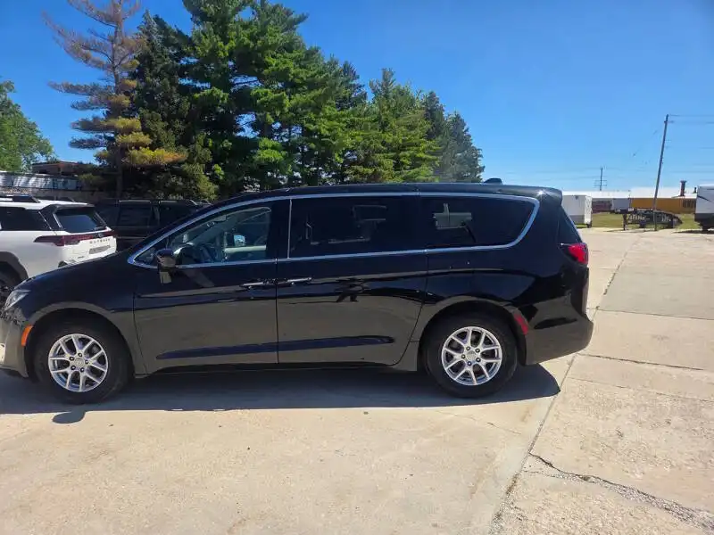 2020 Chrysler Pacifica Touring's photo