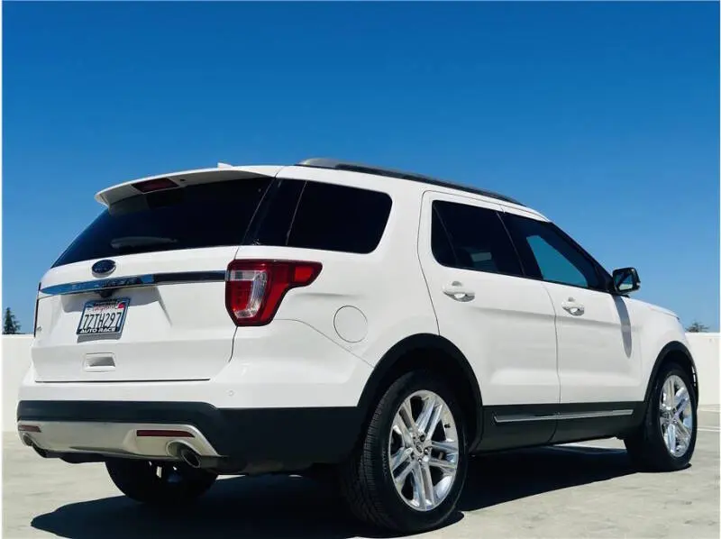 2017 Ford Explorer XLT FWD photo 3