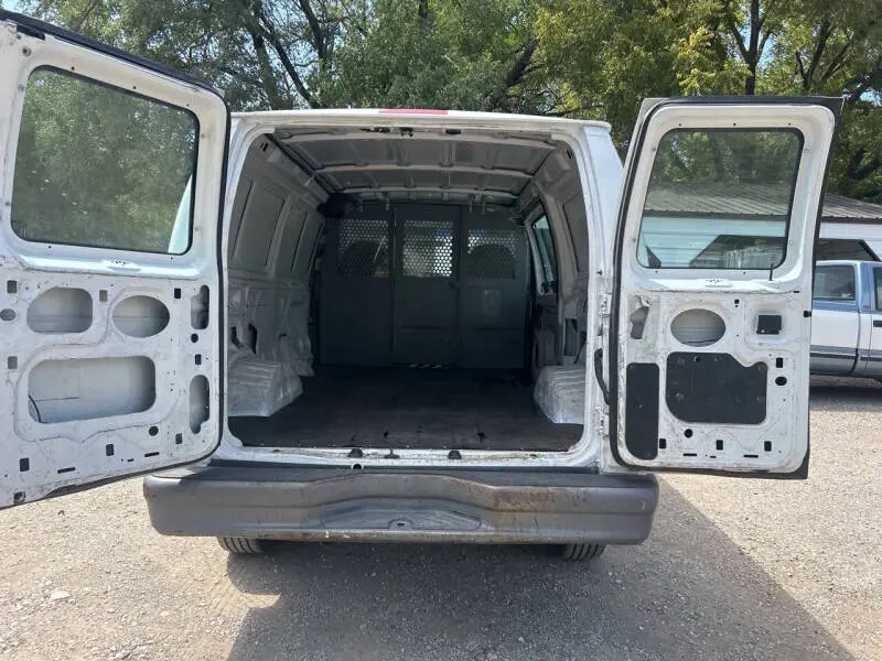 2006 Ford E-Series E-250 Van photo 5