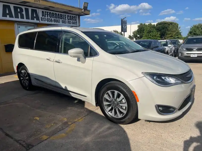 2020 Chrysler Pacifica Touring L Plus's photo