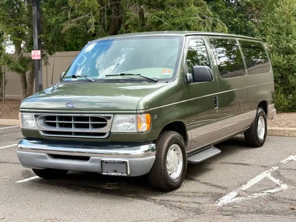 2002 Ford E-Series E-150 XLT's photo