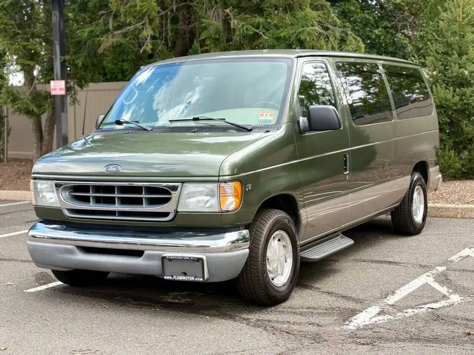 2002 Ford E-Series E-150 XLT photo 1