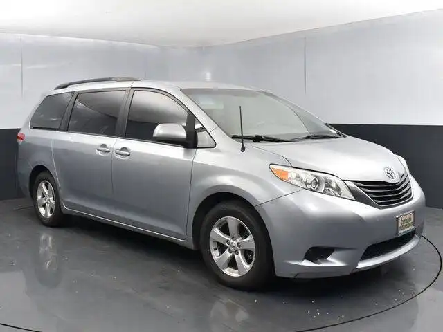 2014 Toyota Sienna LE V6 7-Passenger Access Seat's photo
