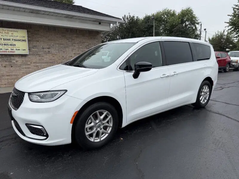 2025 Chrysler Pacifica Select photo 3