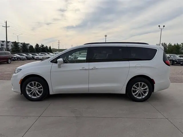 2022 Chrysler Pacifica Touring photo 5