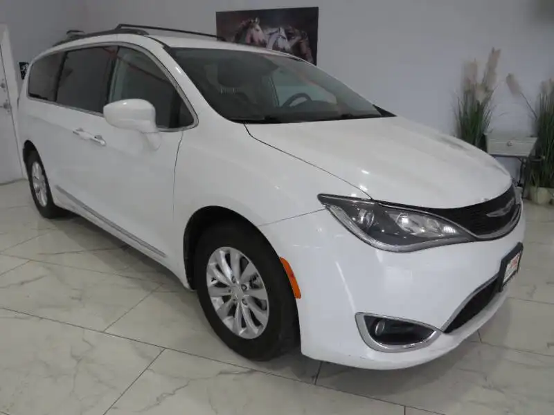 2017 Chrysler Pacifica Touring-L's photo
