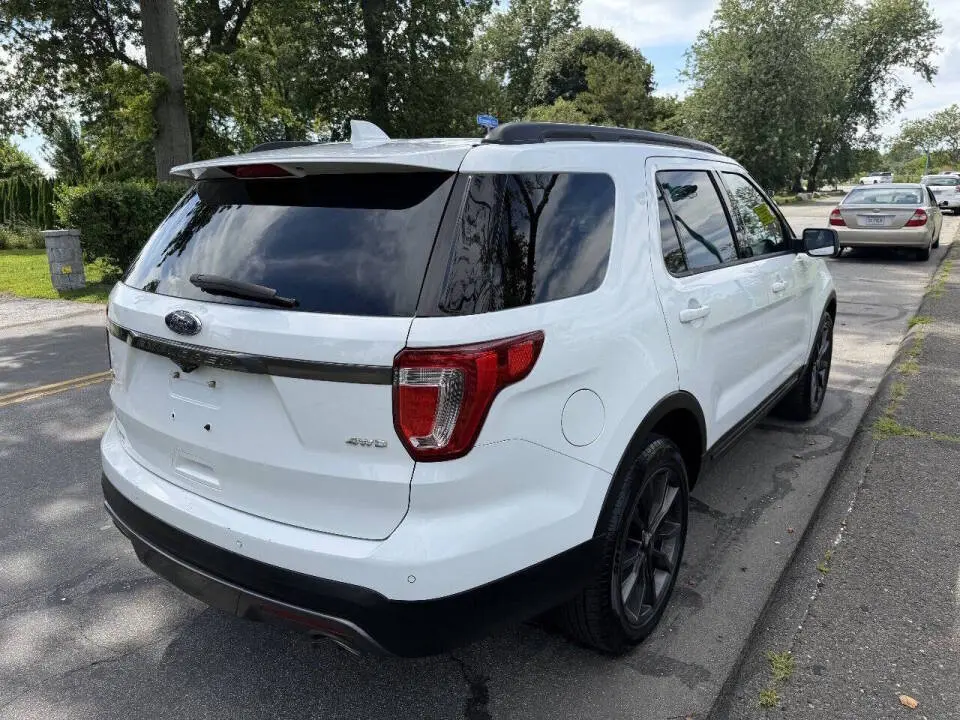 2017 Ford Explorer XLT 4WD photo 5