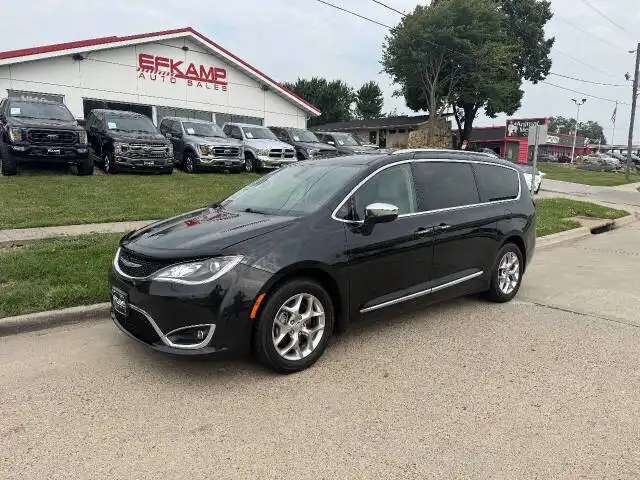 2017 Chrysler Pacifica Limited's photo