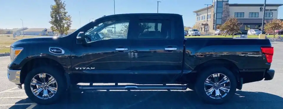 2017 Nissan Titan SV 4WD Crew Cab's photo