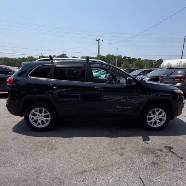 2017 Jeep Cherokee Latitude 4WD photo 4