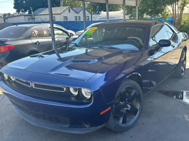 2015 Dodge Challenger SXT's photo
