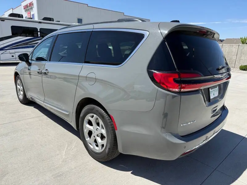 2023 Chrysler Pacifica Limited photo 5