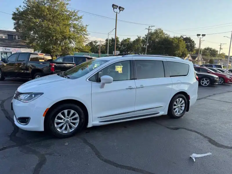 2019 Chrysler Pacifica Touring L's photo