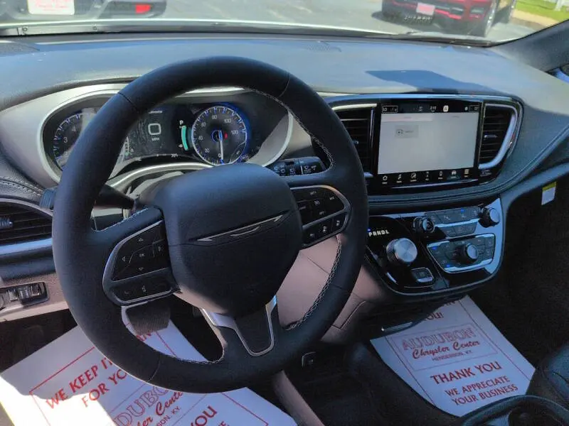2027 Chrysler Pacifica Select photo 4