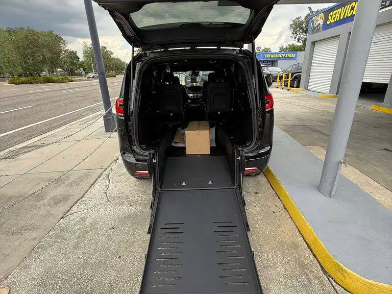2023 Chrysler Pacifica Touring L's photo