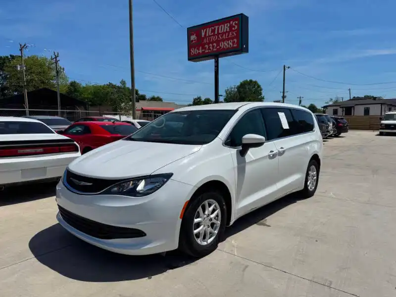 2017 Chrysler Pacifica LX's photo