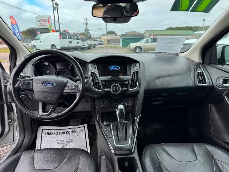 2017 Ford Focus Titanium Hatchback 5-Door photo 5