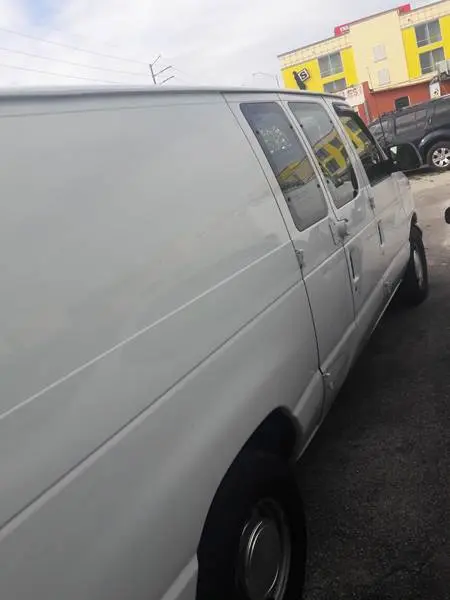 2000 Ford E-Series E-150 Van photo 3