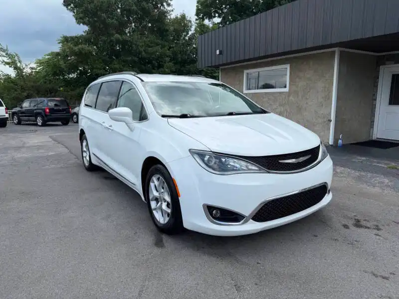 2017 Chrysler Pacifica Touring-L's photo