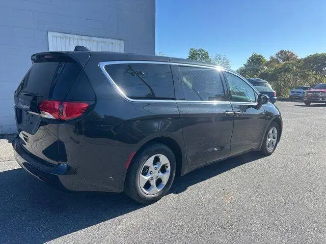 2017 Chrysler Pacifica LX photo 5