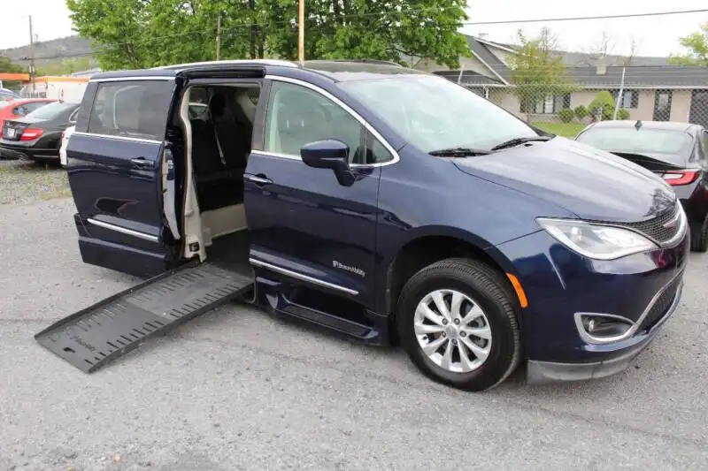 2019 Chrysler Pacifica Touring L's photo