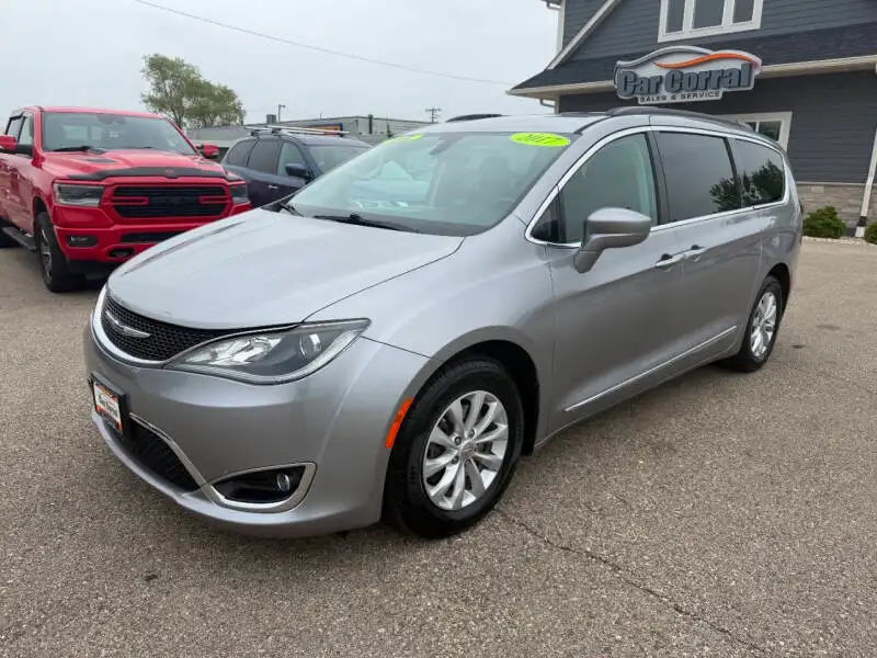 2017 Chrysler Pacifica Touring-L's photo