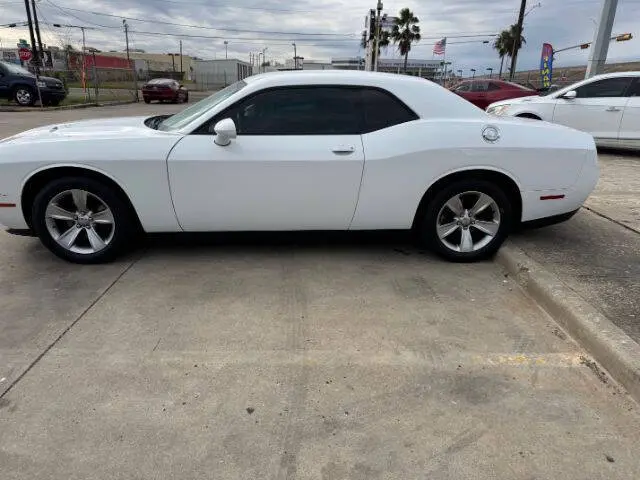 2017 Dodge Challenger SXT photo 4