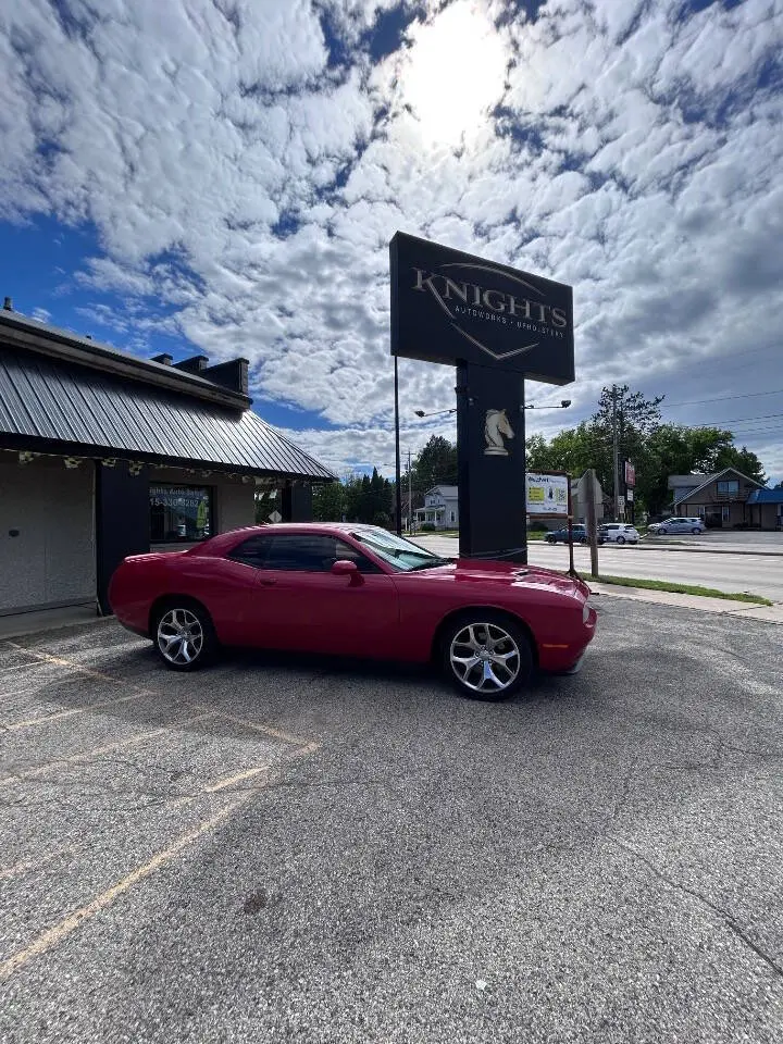 2016 Dodge Challenger SXT Plus photo 5