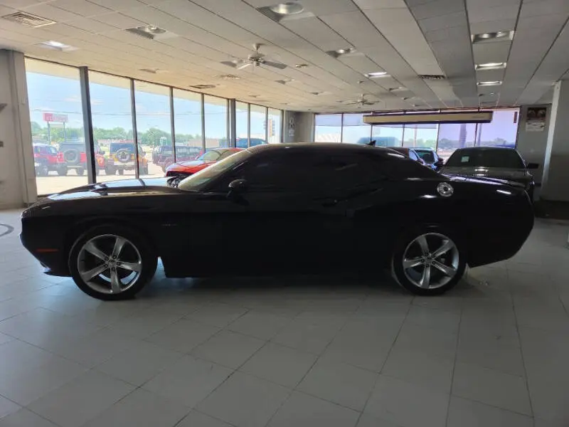 2016 Dodge Challenger R/T photo 4