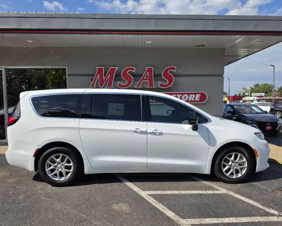 2026 Chrysler Pacifica Select's photo