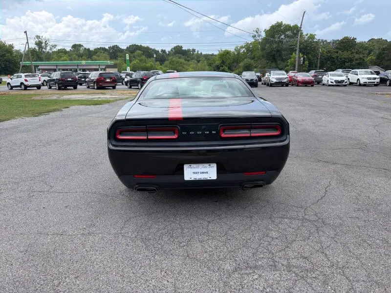 2016 Dodge Challenger SXT photo 5