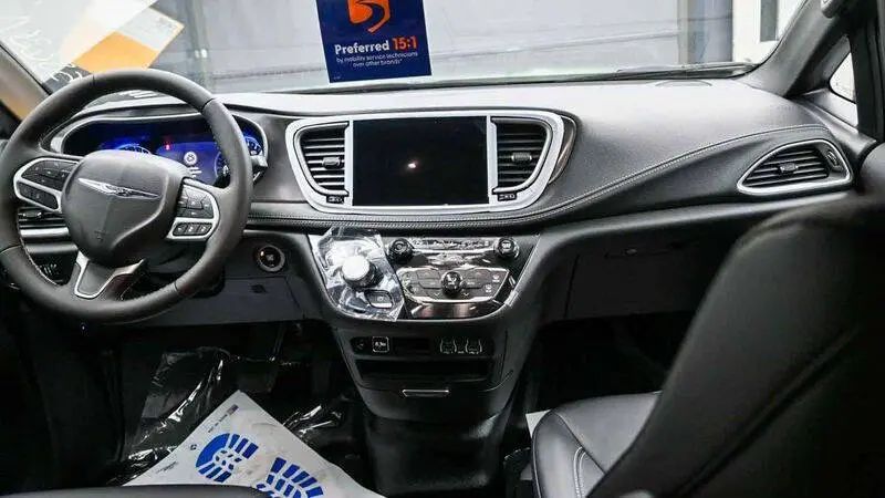 2025 Chrysler Pacifica Select photo 5