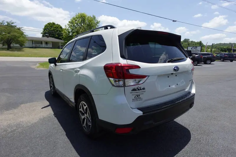 2023 Subaru Forester Premium photo 4