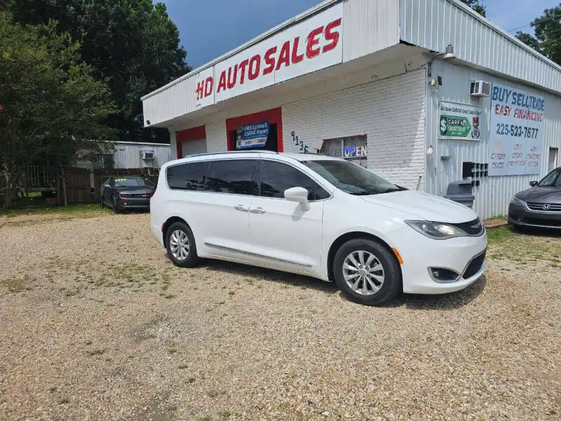 2017 Chrysler Pacifica Touring-L Plus's photo