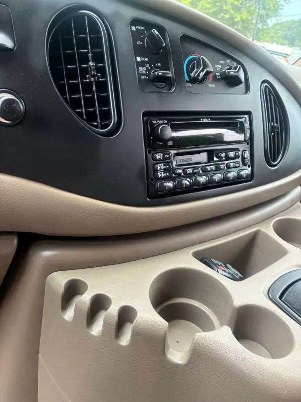 2001 Ford E-Series E-150 XLT photo 5