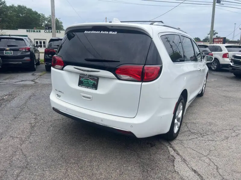 2017 Chrysler Pacifica Touring-L Plus photo 3