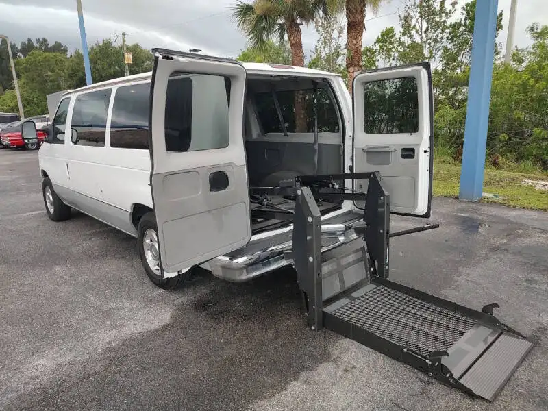 2005 Ford E-Series XLT E-150's photo