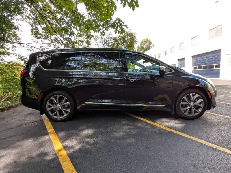 2017 Chrysler Pacifica Limited photo 3